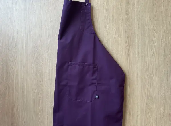 9901189_tablier-bavette-prune_cintre