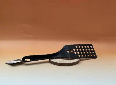 Spatule polyamide perforée