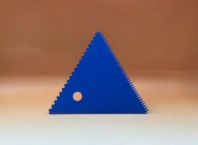 Peigne à décor triangulaire