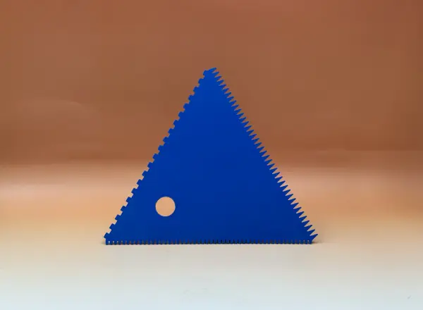 Peigne à décor triangulaire