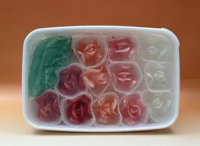 Roses sucre tricolores avec feuilles